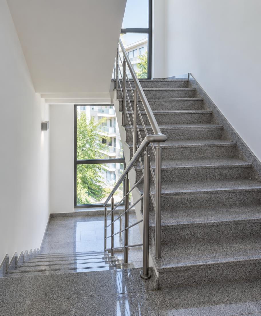Sauberes Treppenhaus mit glänzenden Stufen